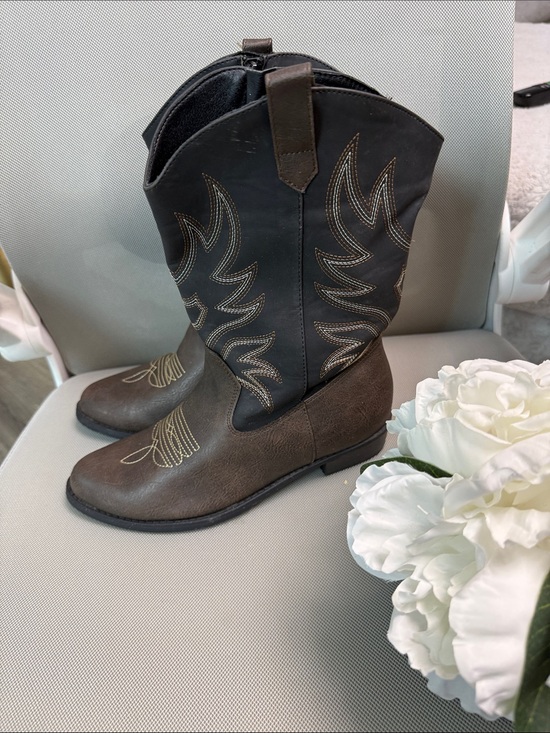 Shoes - Classic Brown Cowboy Boots with Embroidered Detail